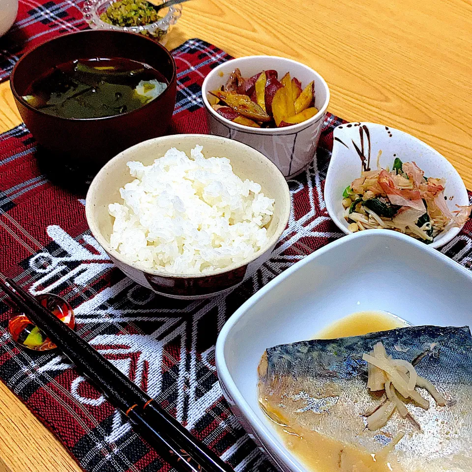 サバ味噌、さつまいもと豚肉の甘辛焼き、ほうれん草とえのきの和え物、わかめと湯葉のおすまし、カブの葉ふりかけ|ツインうさぎさん