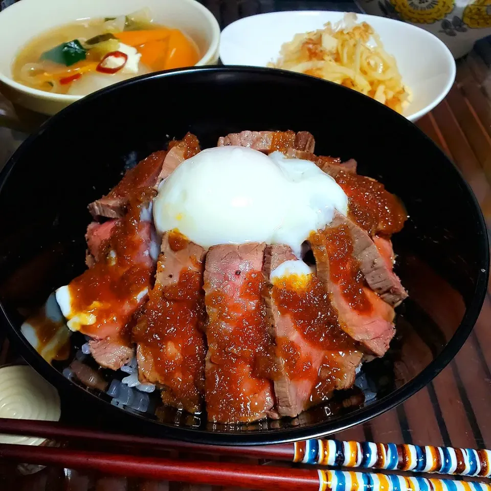 おっさん料理😀♪
ボニークで作った
ローストビーフ丼
スープ
サラダ🥗|dai.noriさん