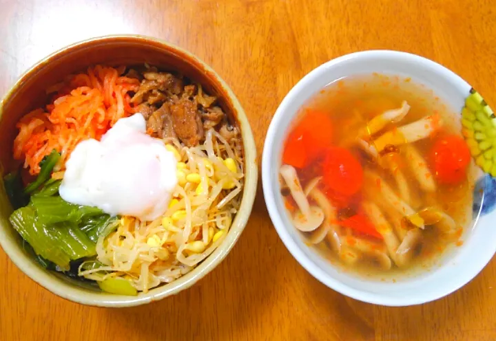 Snapdishの料理写真:１月２３日　ナムルと牛肉のビビンバ丼　しめじのトマトサンラータンスープ|いもこ。さん