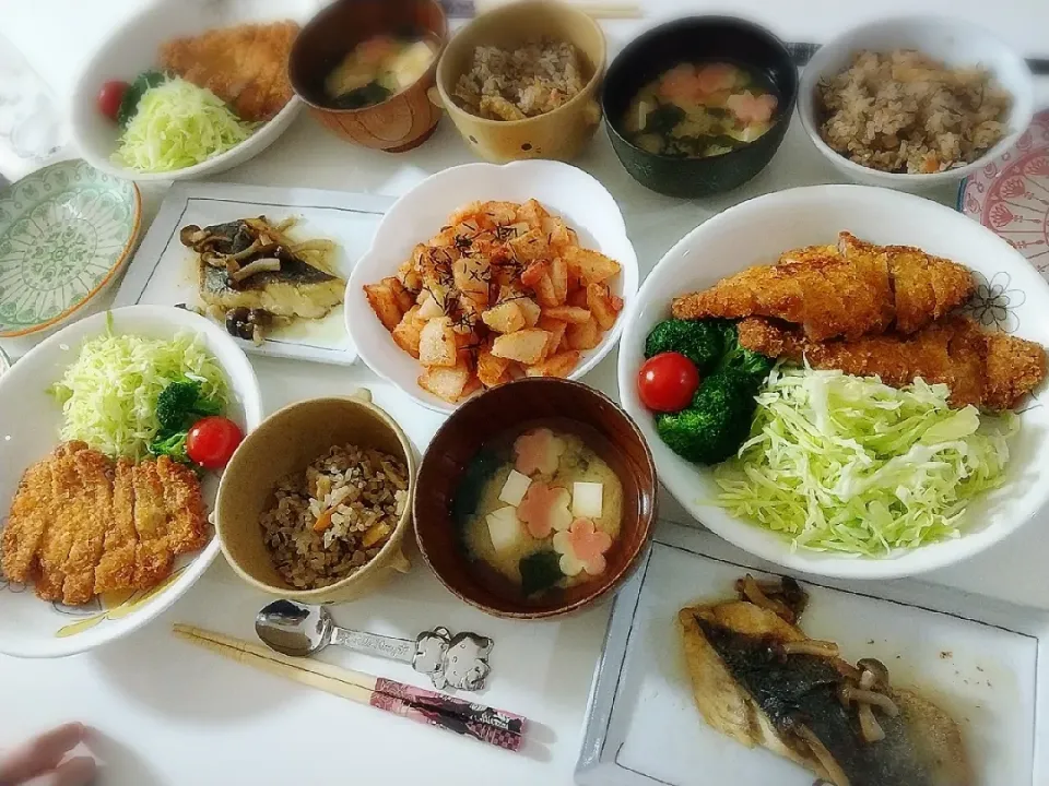 夕食(*^^*)
ひじき炊き込みごはん
とんかつ&サラダ🥗
スズキとしめじーソテー
長芋とタラコのバター炒め
お味噌汁(豆腐、ワカメ、花麩)|プリン☆さん