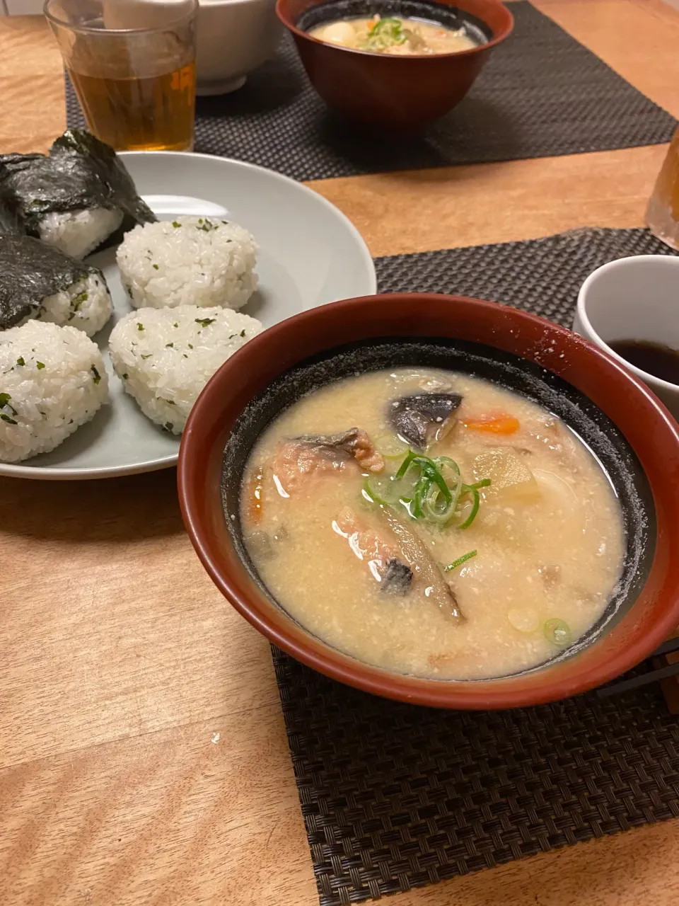 鮭の粕汁とわかめごはんのおにぎり🍙|Sakikoさん