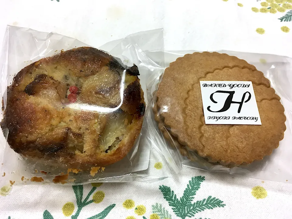 Snapdishの料理写真:桃のタルト、塩サブレ @ひより工房|こいちさん