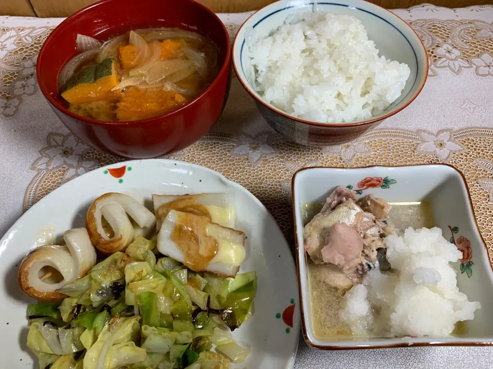 Snapdishの料理写真:朝ごはん、鯖缶、ちくわチーズ、塩昆布キャベツ、南瓜味噌汁|Isimura Hidekiさん