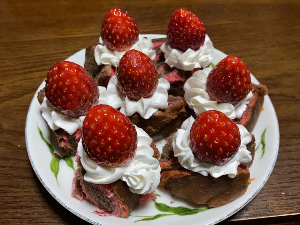 フォションのパンに生クリームのせたら美味しかったので苺🍓ものせたらもっと美味しい😄|acoさん