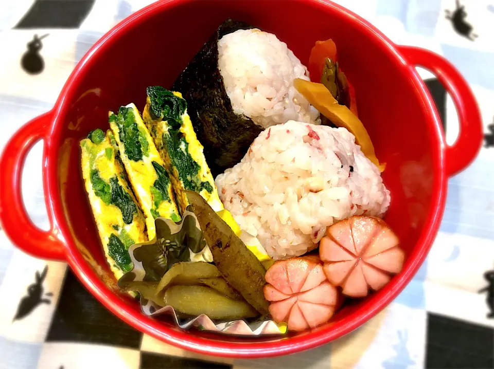 サラ弁　　　　　　　　　　　　　　　　　おにぎり　ほうれん草卵焼き　煮ごぼう　ウインナー　吉四六漬け|じゅんさんさん