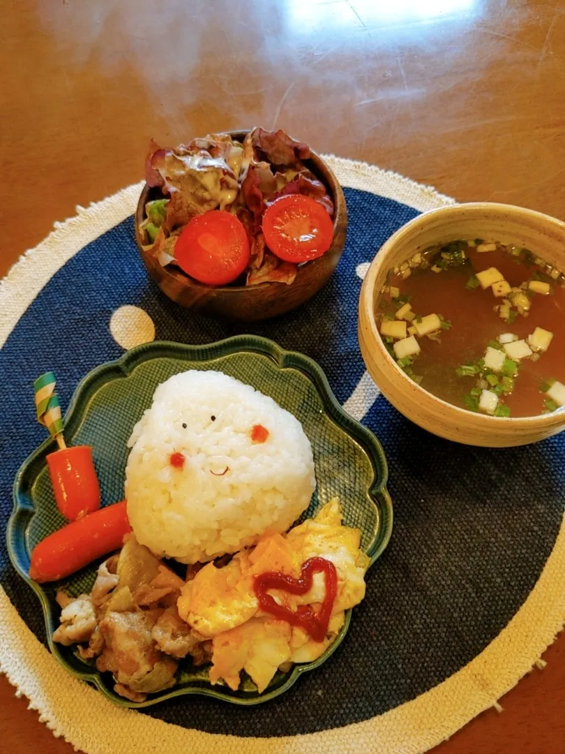 Snapdishの料理写真:今日の朝食☆
ワンプレートで残ったおかずを盛り付けて頂きます。おにぎりとお味噌汁で和風です。|yuriさん