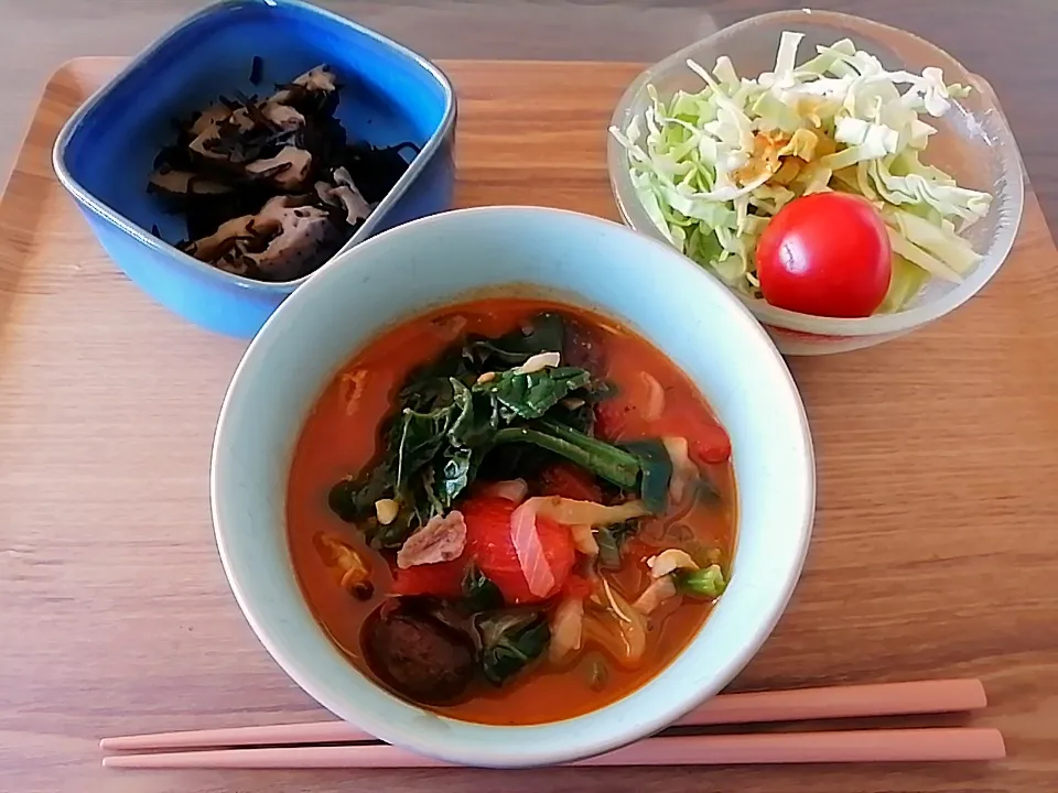 お昼ごはん　トマト海鮮ほうれん草スープ、サラダ、蓮根ひじき|Aikoさん