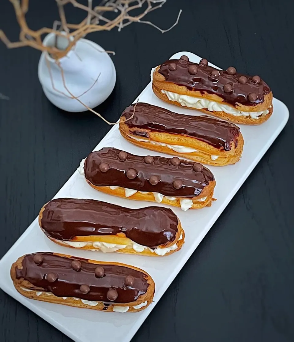 Snapdishの料理写真:Chocolate glazed eclairs with whipped cream|12Dragonさん