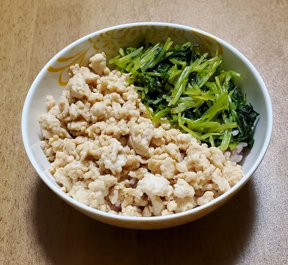 Snapdishの料理写真:鶏胸そぼろと三つ葉の丼|ナナさん