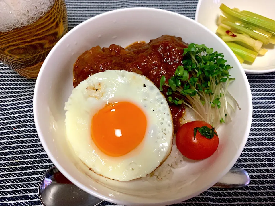 2年継足しトマトソースで煮込んだハンバーグでロコモコ丼|いーのさん