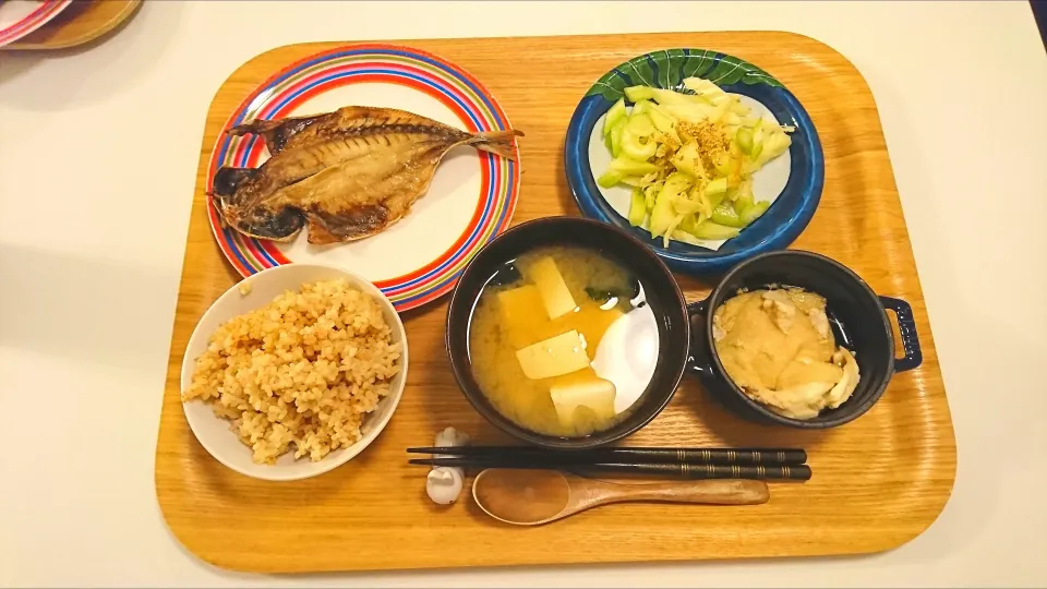 今日の夕食 あじの開き、セロリとさきいかの和え物、卵の巾着煮、玄米、豆腐とわかめの味噌汁|pinknari🐰🌈さん