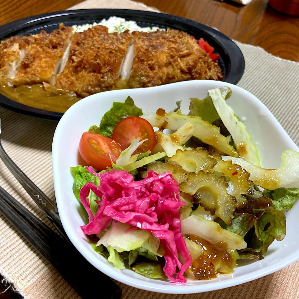 サラダ🥗とチキンカレー|akkoさん