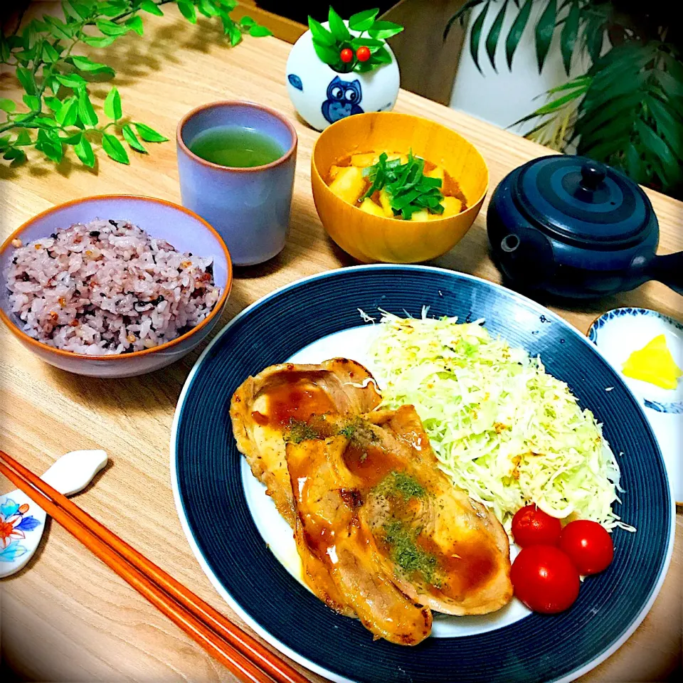 今夜は簡単　🐷生姜焼き定食　　　　いただきます。😋|Sの食卓さん