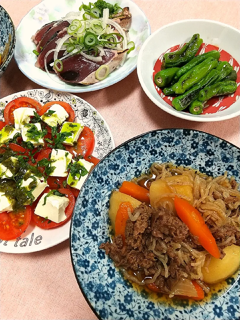 ☆今日の晩ごはん☆　肉じゃが　カプレーゼ　カツオのたたき　甘辛ししとう|hamamaさん