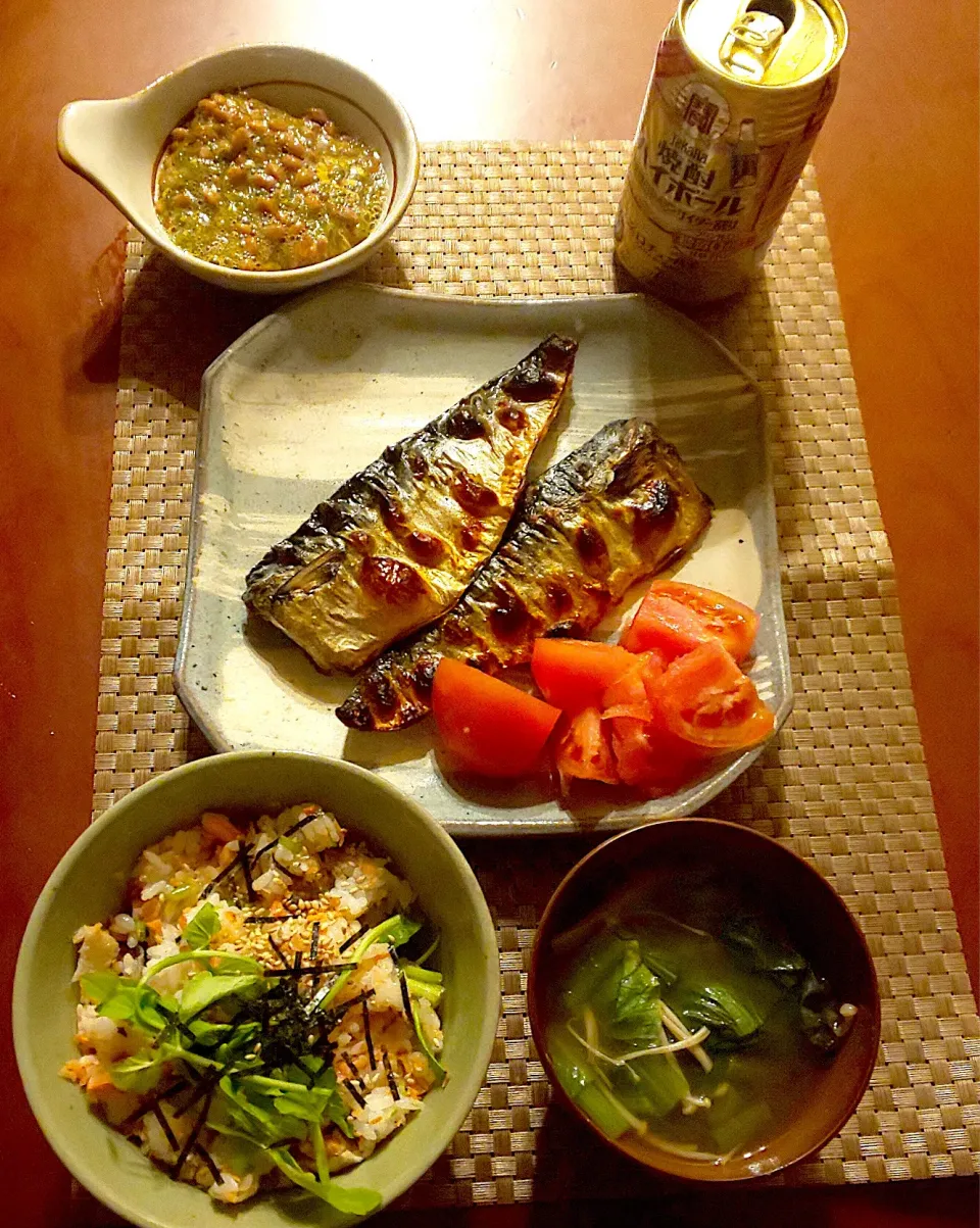 Today's dinner🍴めかぶ納豆･冷やしﾄﾏﾄ･塩鮭の芹香る酢飯混ぜご飯･焼き塩鯖･小松菜とえのきのお味噌汁|🌈Ami🍻さん