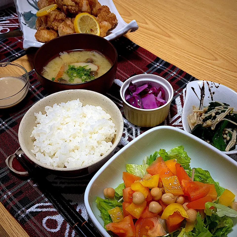 唐揚げ、サラダ、紫キャベツとカブの甘酢漬け、味噌汁(しめじ、玉ねぎ、さつま揚げ)|ツインうさぎさん