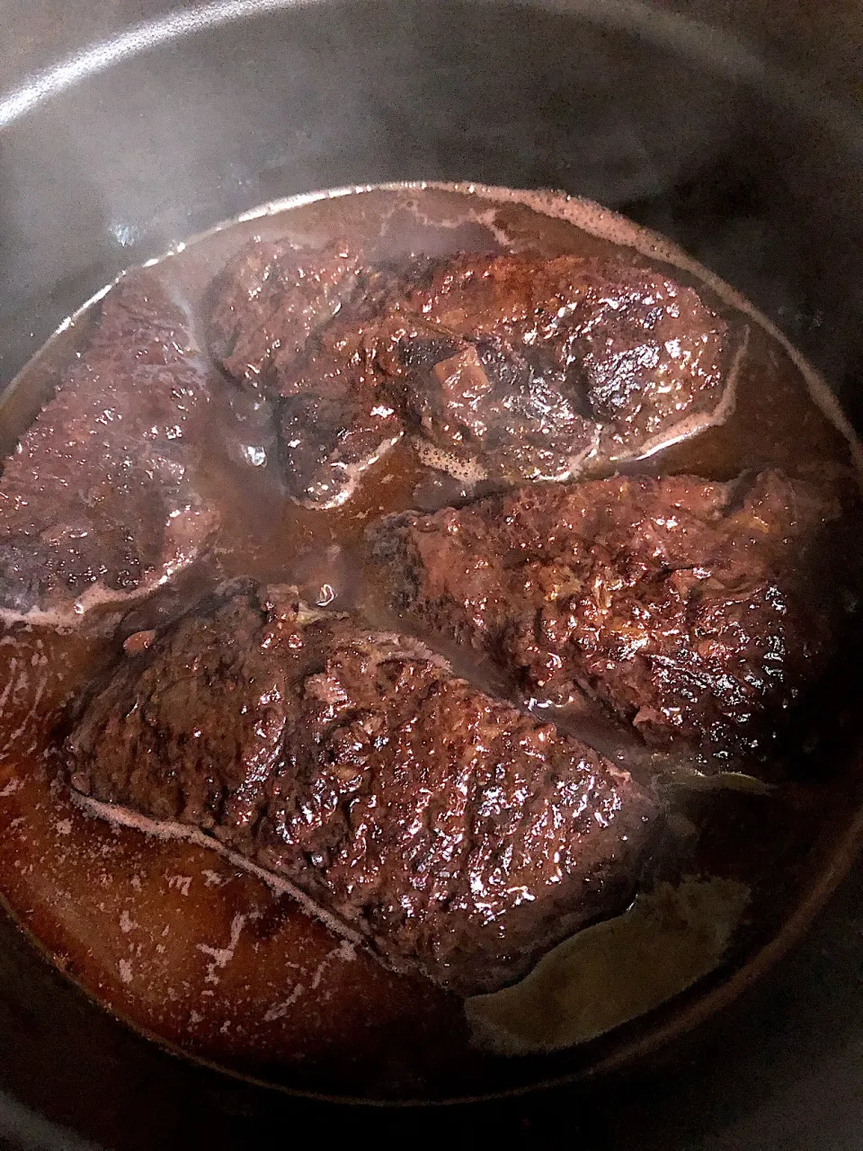 牛ほほ肉のワイン煮を作りました3時間煮込んで！赤ワイン約２本分😳お肉はやわやわです　お箸で崩れます|マカロンさん