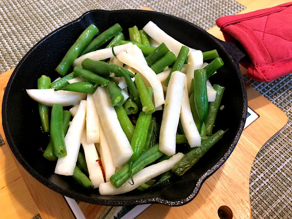 お酒のあてにかまぼことインゲンのペペロン|こぐまさん