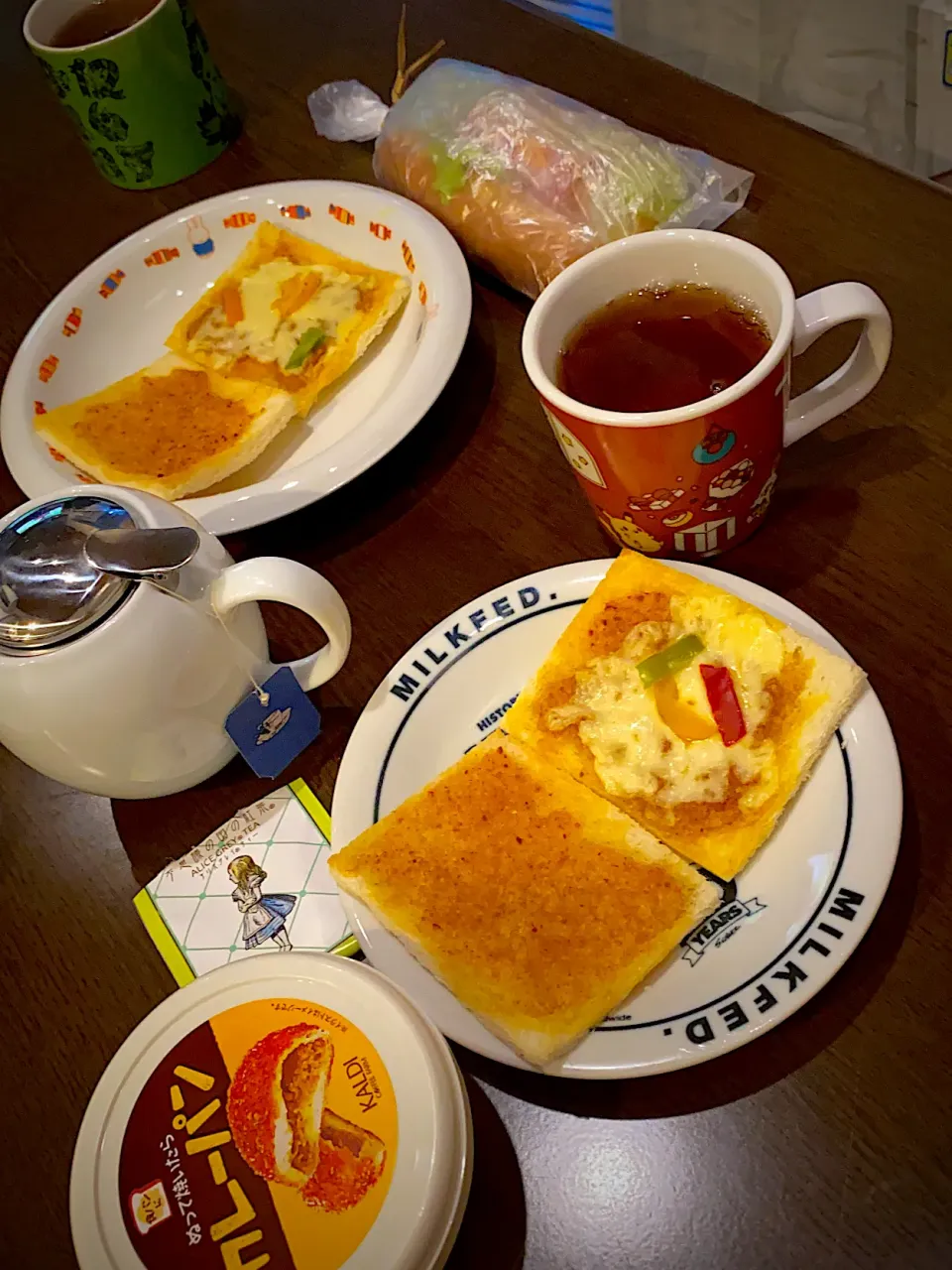 サラミとレタスのチーズドッグ🥖🥬🧀　カレーペーストのチーズトースト　ベルガモットとオレンジのアールグレイティ☕️|ch＊K*∀o(^^*)♪さん