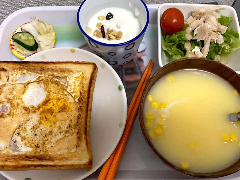 くり抜きハムエッグトーストで朝食|あんこさん