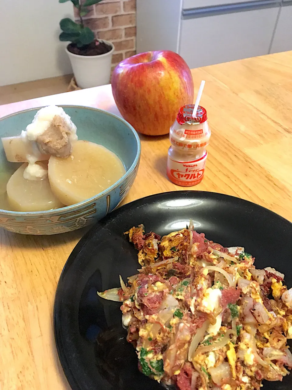 お散歩前の軽めの朝ごはん✧ •̀.̫•́✧風呂吹き大根(甘酒と麦味噌つけて)、コンビーフと山芋の卵とじ、林檎、ヤクルト|さくたえさん