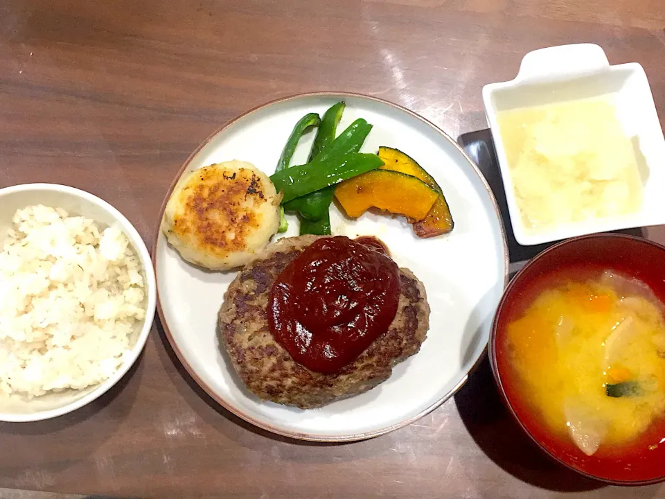 ハンバーグ コストコ マッシュポテトでいももち 焼き野菜 根菜の味噌汁 おろしの酢の物|おさむん17さん