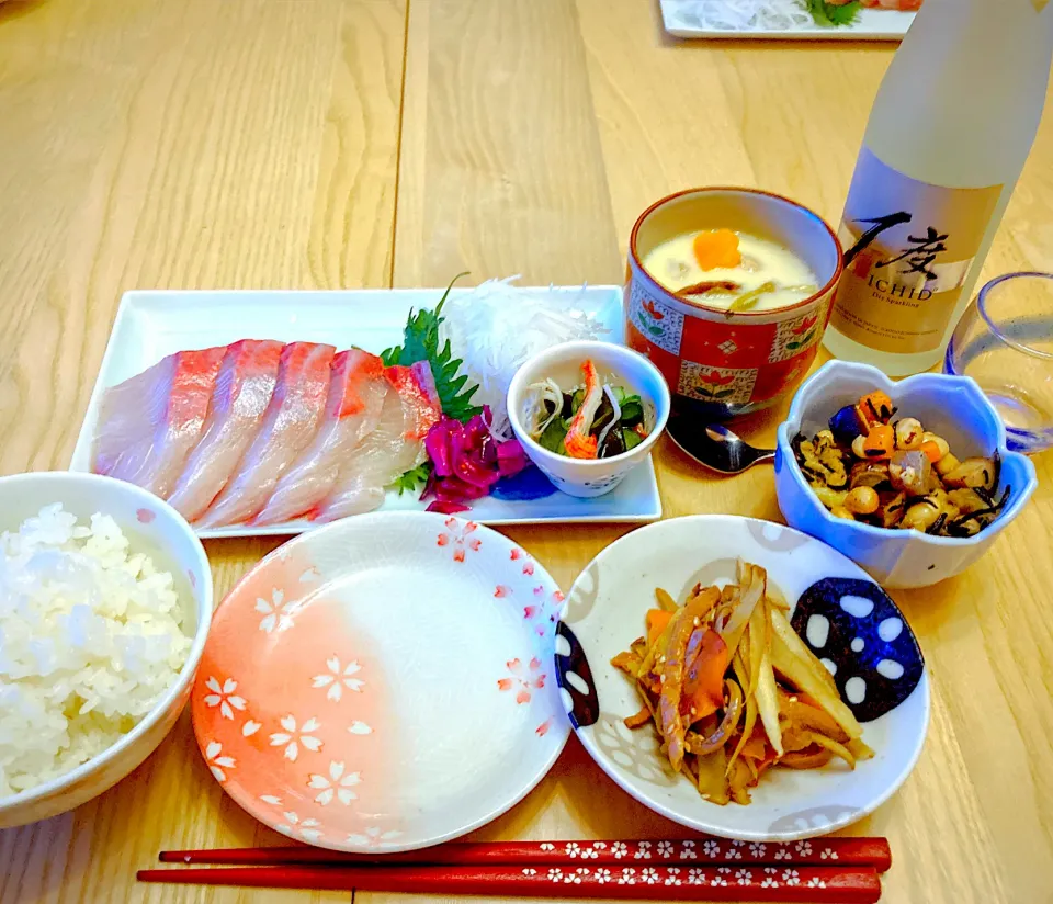 今日の夕食　ヒラマサのお刺身　茶碗蒸し　ぜんまい入りキンピラ　五目豆　きゅうりとわかめとカニカマの酢の物|ふわ猫はなちゃんさん