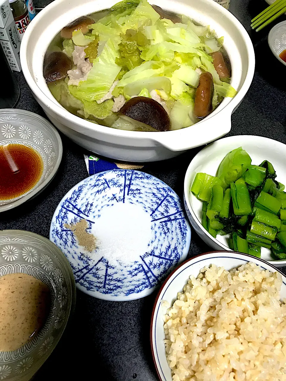 Snapdishの料理写真:体があったまったよ #夕飯　ロウカット玄米ご飯、野沢菜漬物、レタス白菜ポーク椎茸鳥手羽鍋(ごまだれ、ポン酢、塩胡椒、塩山椒)|ms903さん