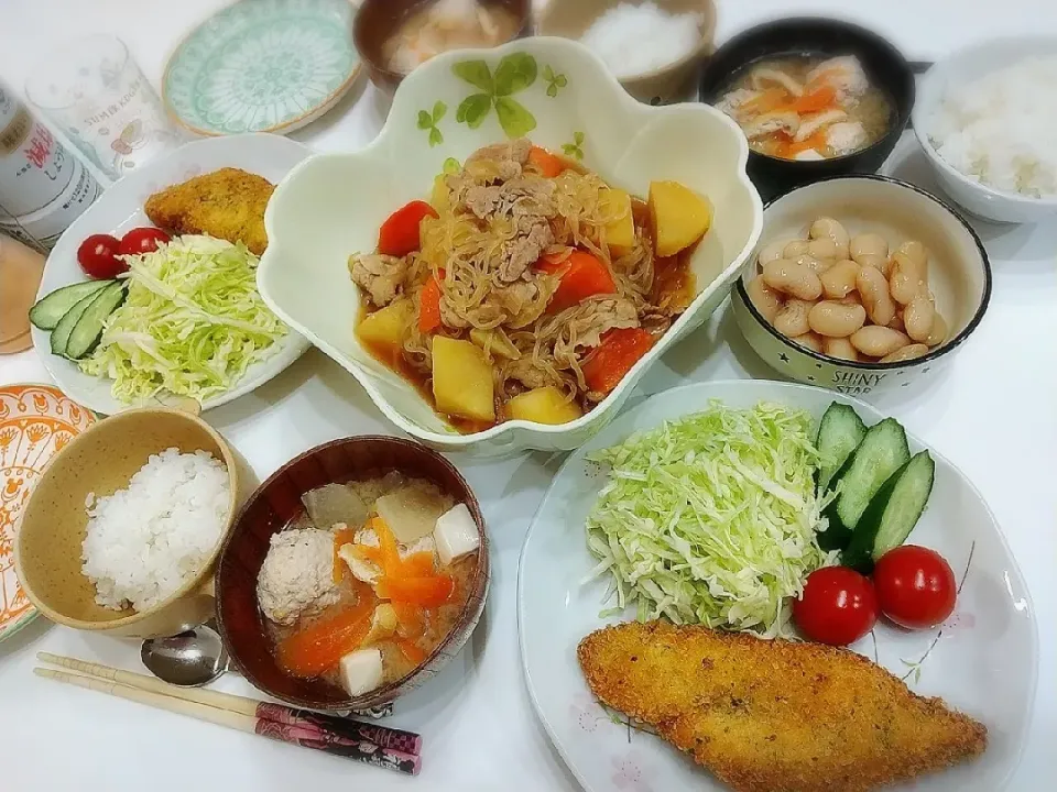 Snapdishの料理写真:夕食(*^^*)
肉じゃが
さわらのチーズパン粉焼き&サラダ
白花豆
具だくさんつみれのお味噌汁|プリン☆さん