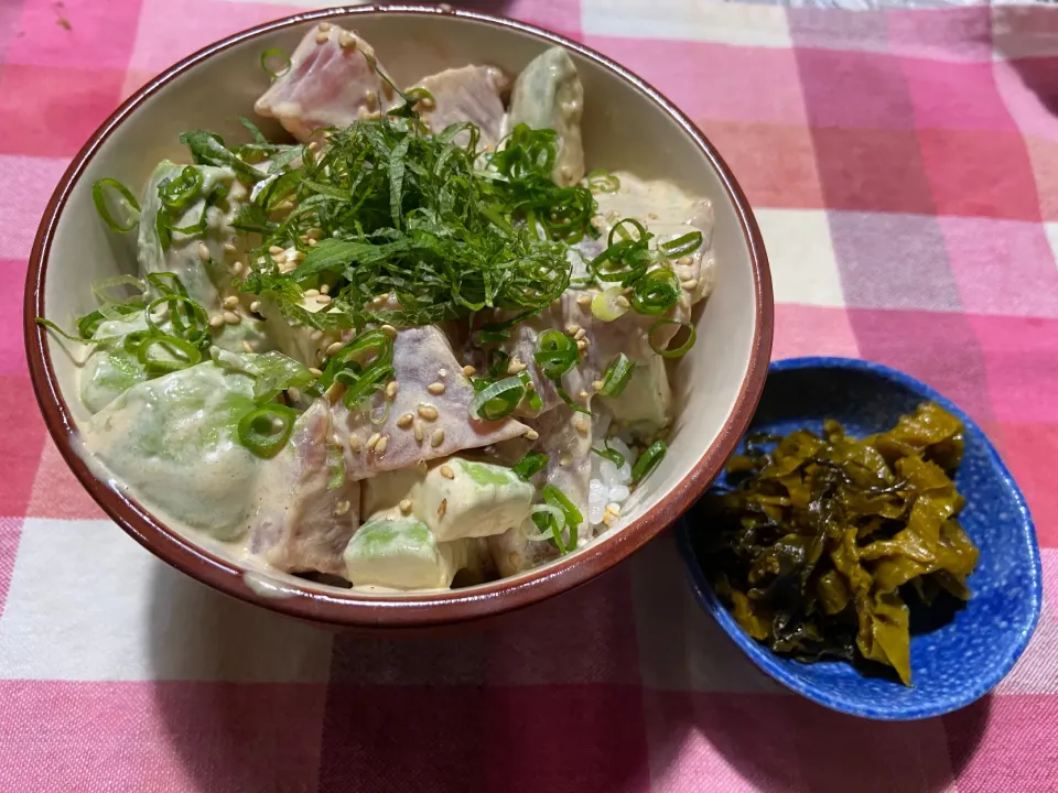 Snapdishの料理写真:マグロとアボカドのさびマヨ醤油丼|ハルのただ飯さん