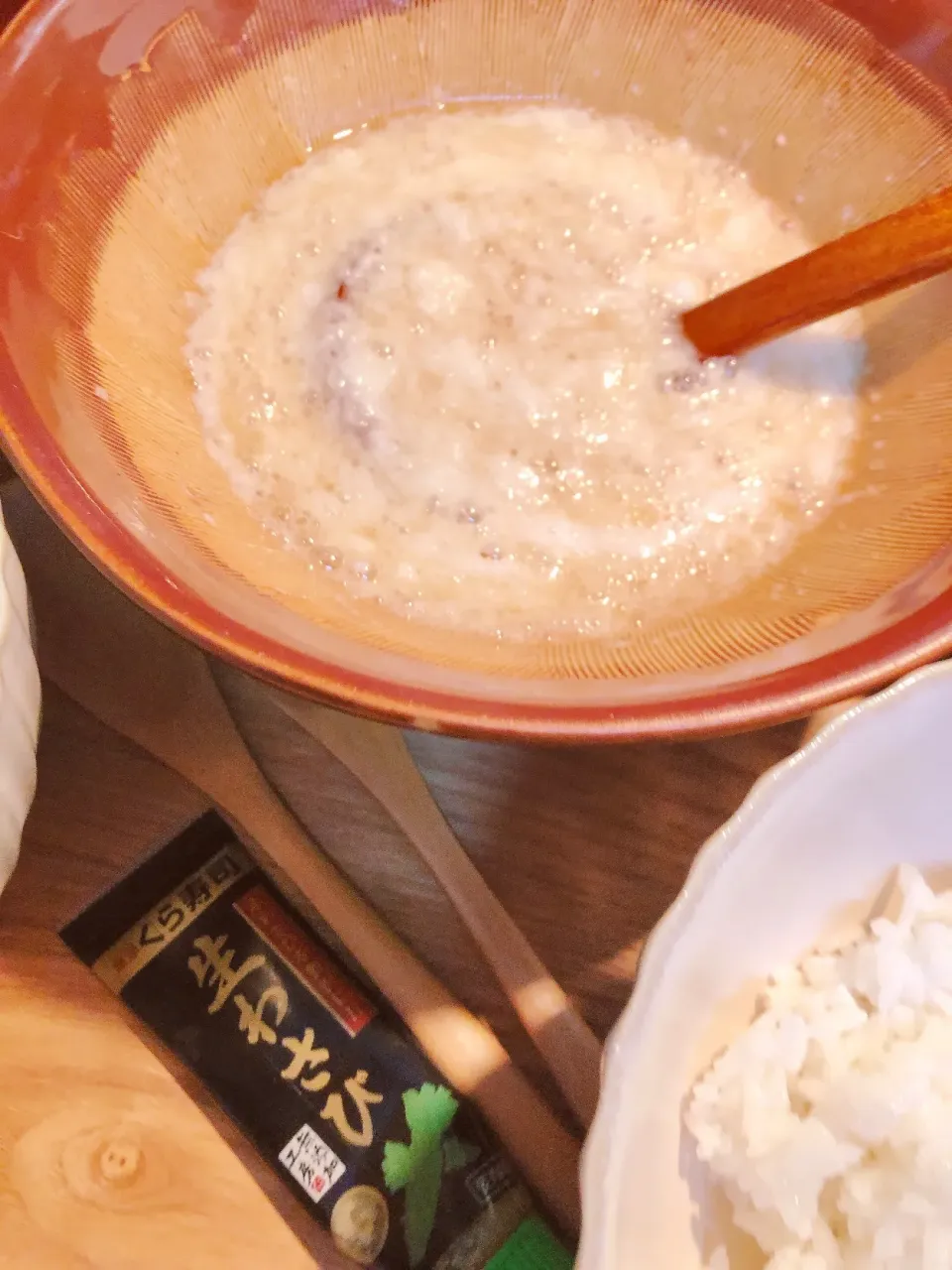 今日の昼は山芋で山かけ丼？美味しい醤油と山葵、海苔をのせて混ぜ混ぜ。至福の時間はアッというまの完食で終わる🤣|海斗さん