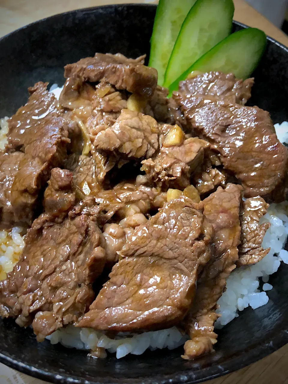 ステーキ丼 にんにくソースで|ミウトおかんさん