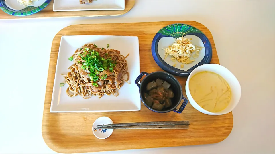 今日の昼食 牛肉の味噌炒め蕎麦、切り干し大根のナムル、こんにゃくのおかか煮、もやしのミルクスープ|pinknari🐰🌈さん