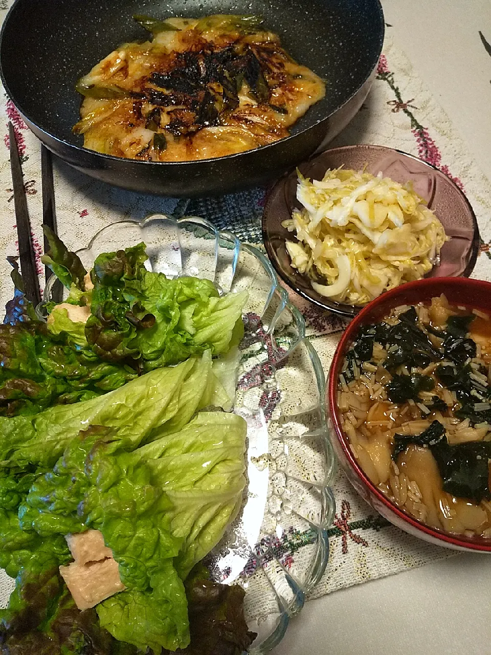 今日のお昼
※酒粕味噌漬け蒸し鶏のレタス巻き
※キノコとワカメのお味噌汁
※酢キャベツ
※ネギとお餅のしょう油焼き|れあMIXさん