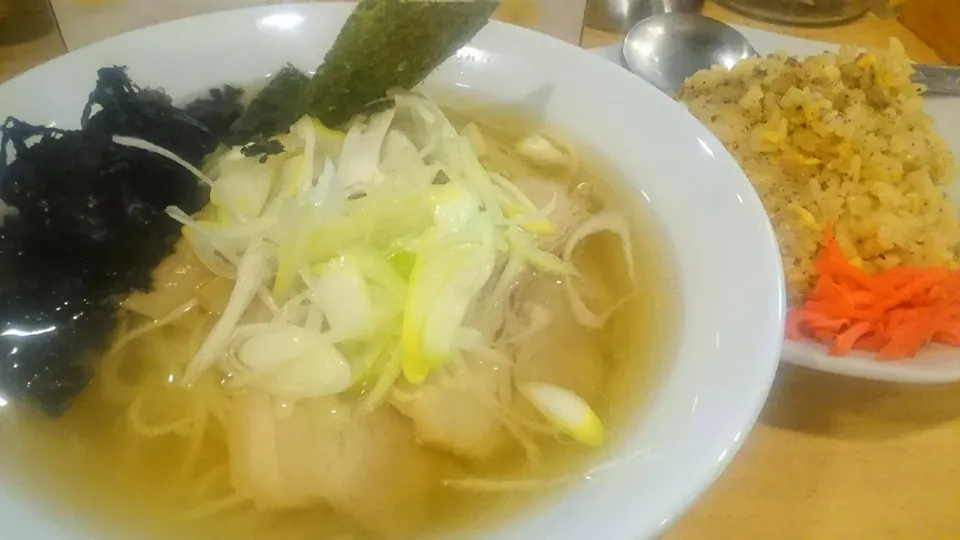 【新サイドメニュー登場】
新潟中華そば うめ川
ラーチャン（煮干ラーメンと
半チャーハンのセット、1,050円）
＋岩のり（100円）
＠板橋区役所前5分
（赤羽から徒歩39分）
21023|大脇さん