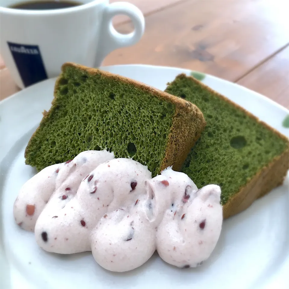 抹茶シフォンケーキにあずきホイップ♪|ましてさん