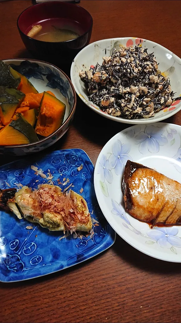 ぶりの照り焼き
豆腐ひじきサラダ
かぼちゃの煮付け
焼きなす|ぱやさん