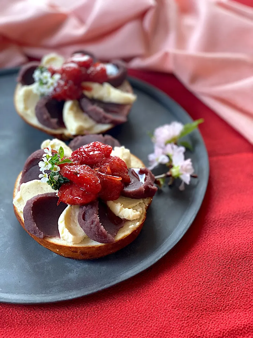 ♥️🥯🍓✨あんことホイップバターの#オープンサンド with strawberry|ゆきぽん@ゆきの家飲み料理さん