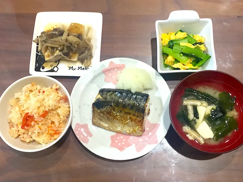 Snapdishの料理写真:塩サバ 豆腐とわかめ揚げの味噌汁 小松菜と卵の中華炒め 豆腐のきのこあんかけ トマトの炊き込みご飯|おさむん17さん