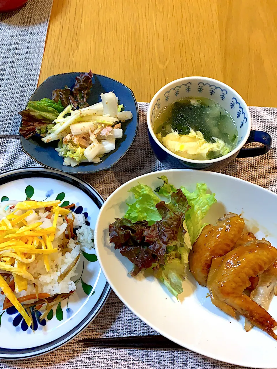 晩御飯ー鷄手羽先の甘辛煮、混ぜ寿司、無限白菜、わかめと卵のスープ|Mikaさん