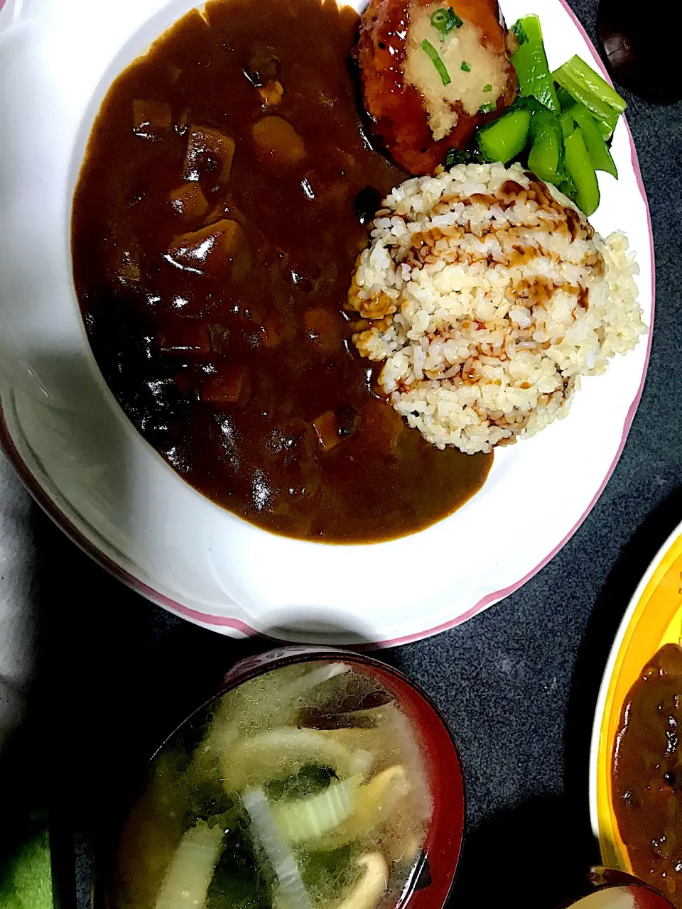 ソースはご飯の方にハチミツはカレーの方にかける派です #夕飯　ロウカット玄米豆腐ハンバーグ野沢菜カレーライス、昨夜のレタスポーク鍋からのアレンジ椎茸ワカメ大根白菜味噌スープ|ms903さん