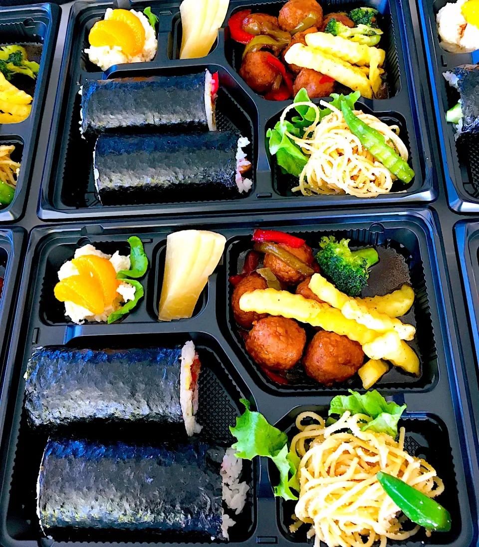 Snapdishの料理写真:ハッピーハッピーホリデーの若者応援弁当🍱📣❤️恵方巻きハーフ弁当🍱😋鶏唐揚げ甘辛味、厚焼き卵、胡瓜🥒紅生姜、桜でんぶを巻きました|HAMI69さん