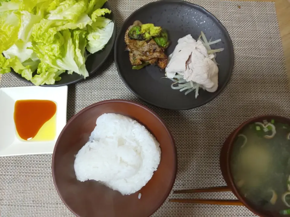 白飯
わかめの味噌汁
豚肉とアボガドの炒め
豚しゃぶ
ちぎりレタス|あぎふぁんさん