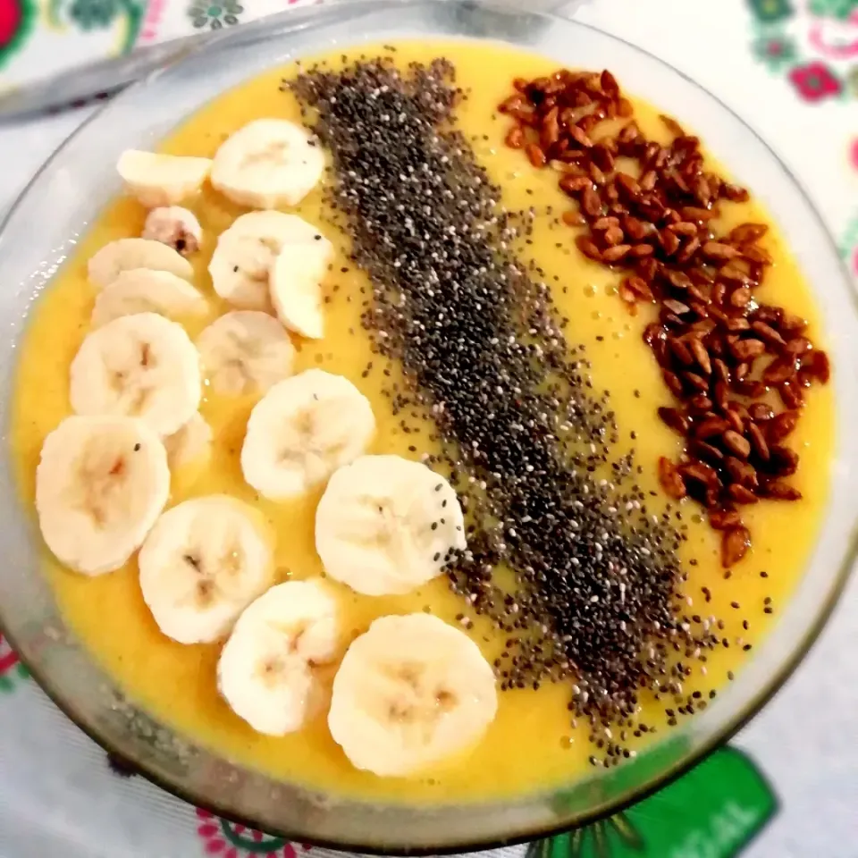 Bowl laranja

1 banana
4 laranjas
Bebida vegetal a gosto

Tudo na liquidificadora e feitoooo 👌
Decorar a gosto. |Fiama Casteloさん