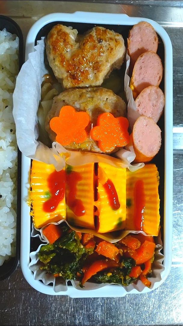 旦那弁当　2021/2/1

塩ダレバーグ
にんじんのグラッセ
ウインナー
ベジオムレツ
ほうれん草とにんじんのゴマ和え|ユキヨメ♪さん