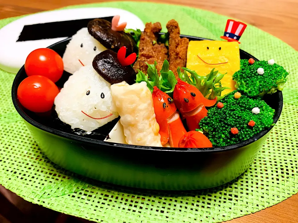 Snapdishの料理写真:娘のお弁当🍱ベレー帽のおにぎり🍙鶏スペアリブ唐揚げ、ソーセー人などなど‥。|いちごさん