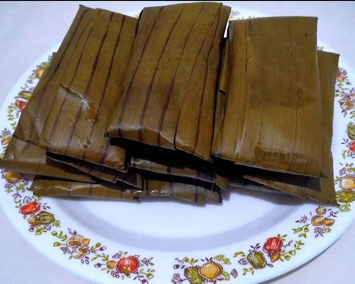 Snapdishの料理写真:Glutinous rice with mash banana (steam)
Wrap with banana leaves|Harlina  (Malaysia)さん