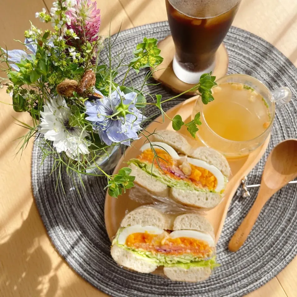 Snapdishの料理写真:2/1❤︎塩ぼんじり&半熟たまごベーグルサンド🥯チキンコンソメスープを添えて🌱|Makinsさん