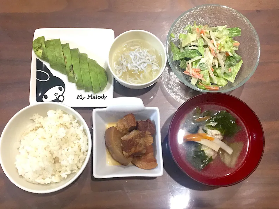 炊飯器で豚の角煮 鶏団子とレタスの中華スープ ごぼうサラダ  しらすおろし アボカド刺身|おさむん17さん