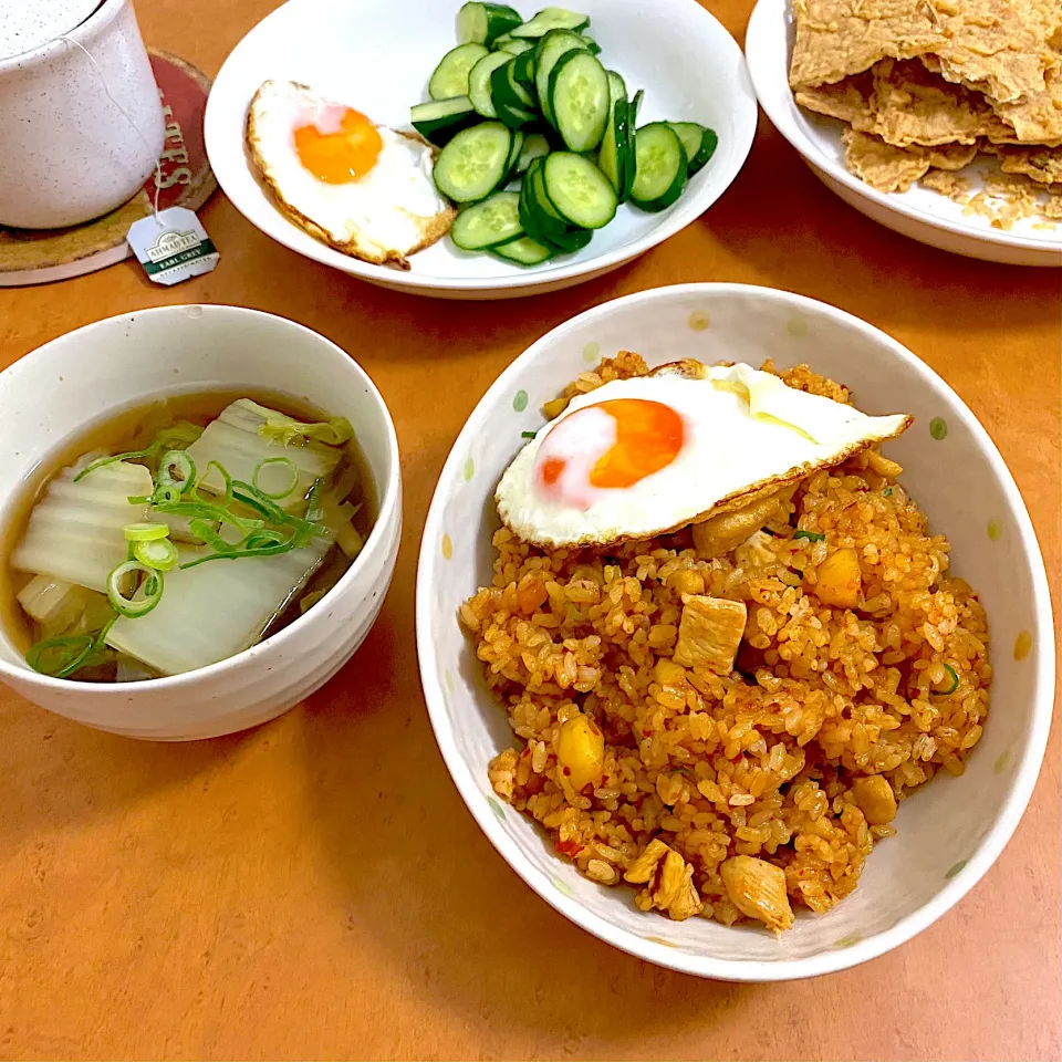 Dinner with indonesian fried rice “nasi goreng” completed with “keripik tempe” and “acar mentimun”, and of course a cup of vegetables soup. Lets have dinner|MI 「いどりす」さん